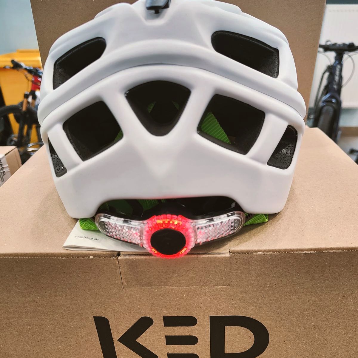 Kask dziecięcy KED Kailu biały – tylna lampka LED włączona