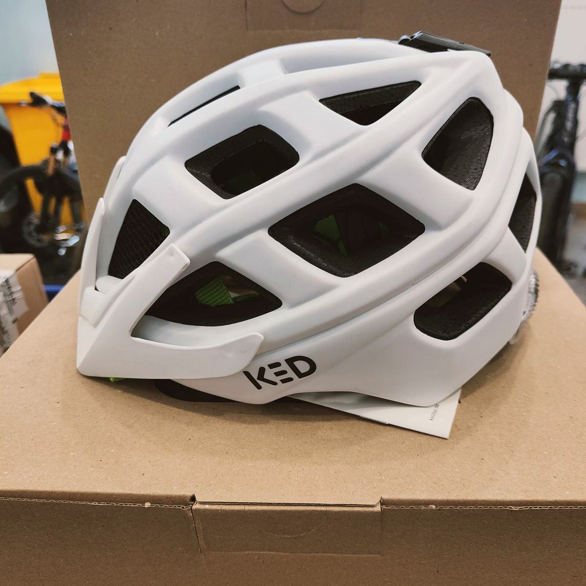 Kask dziecięcy KED Kailu – tył kasku z lampką LED
