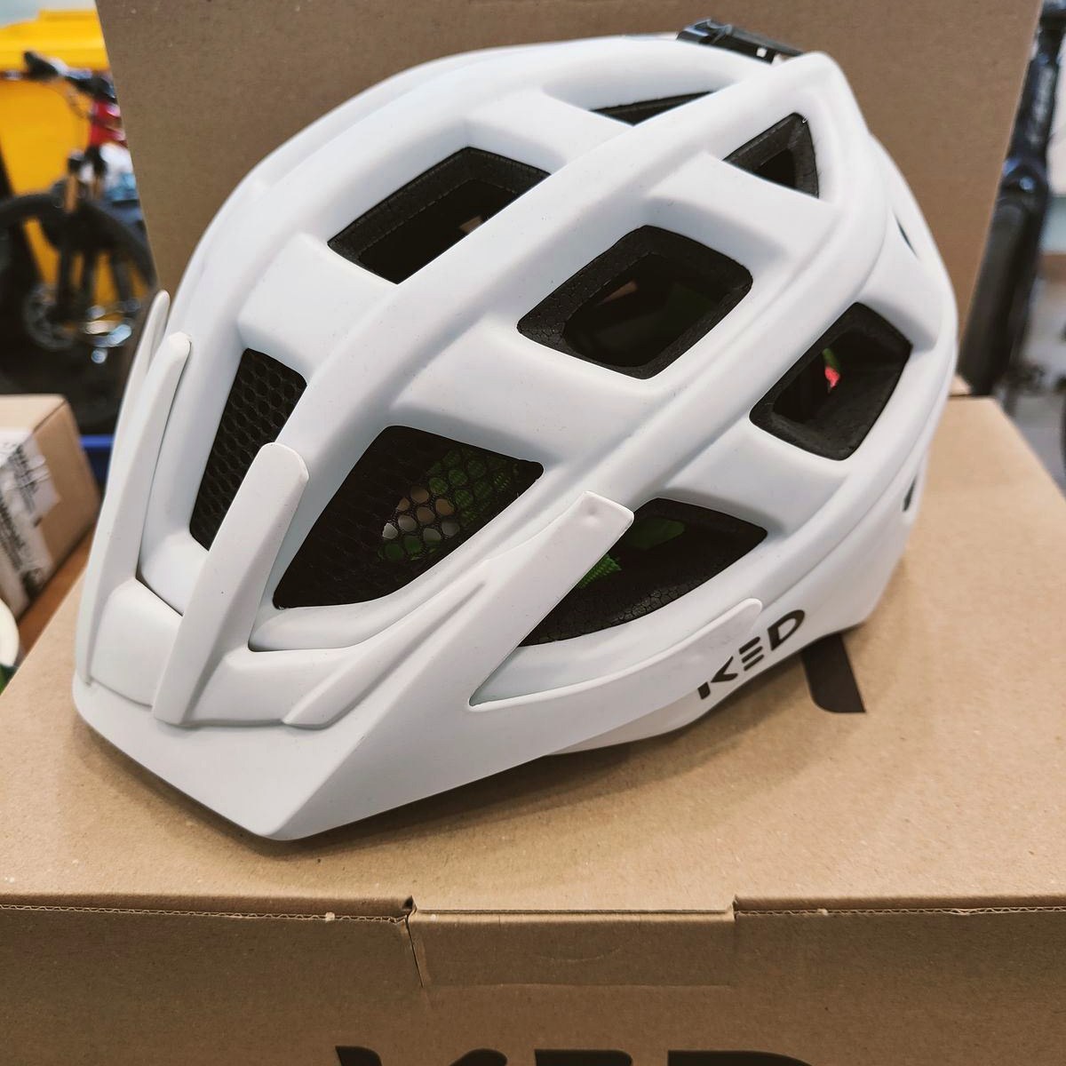 Kask rowerowy dziecięcy KED Kailu biały – widok z boku