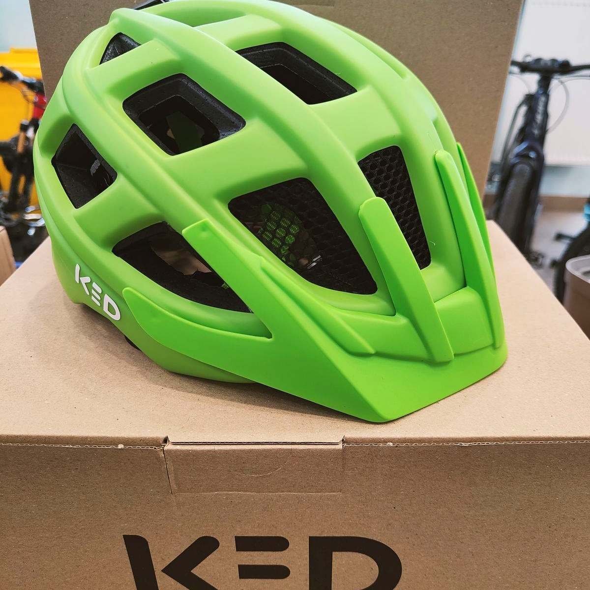 Kask rowerowy dziecięcy KED Kailu zielony – widok z boku