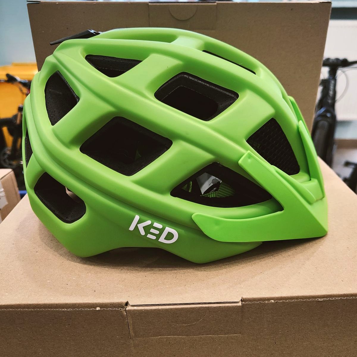 Kask rowerowy dziecięcy KED Kailu zielony – widok z boku