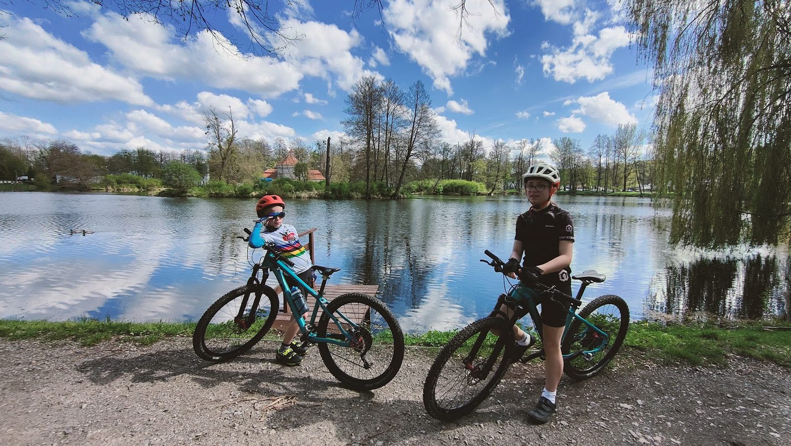 Dlaczego lekki rower dziecięcy robi różnicę – dziecko na rowerze podczas wycieczki