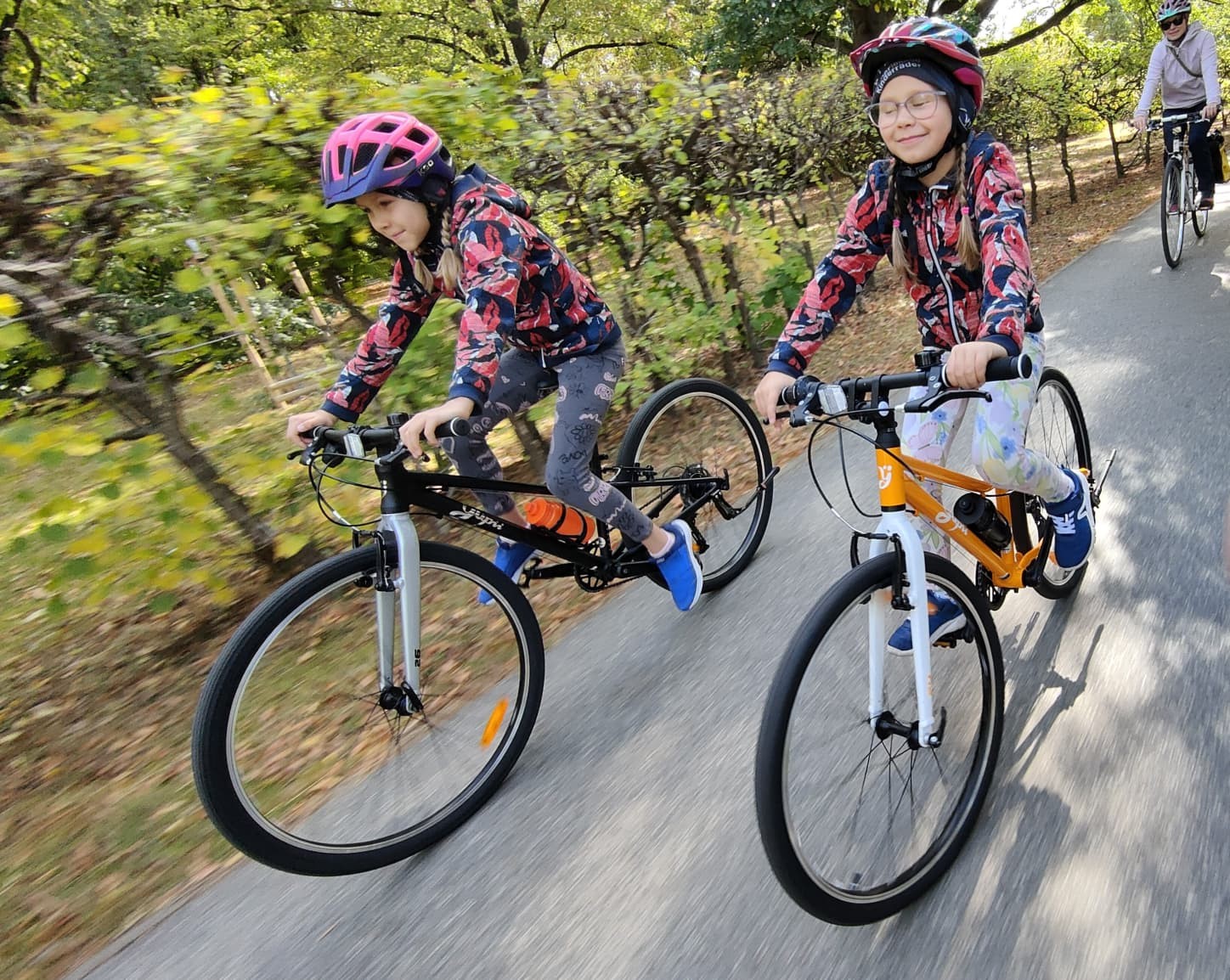 Lekki rower na komunię – dzieci jadące na rowerach podczas rodzinnej wycieczki"