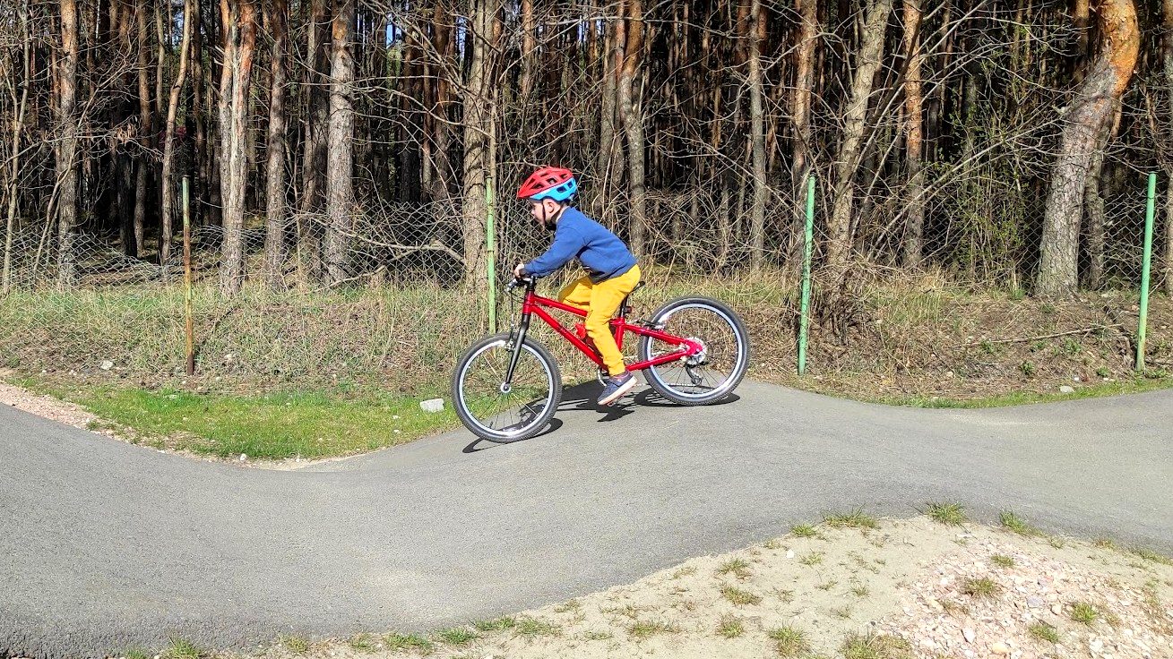 Rower dziecięcy 20 cali Kubikes 20S MTB na pumptracku