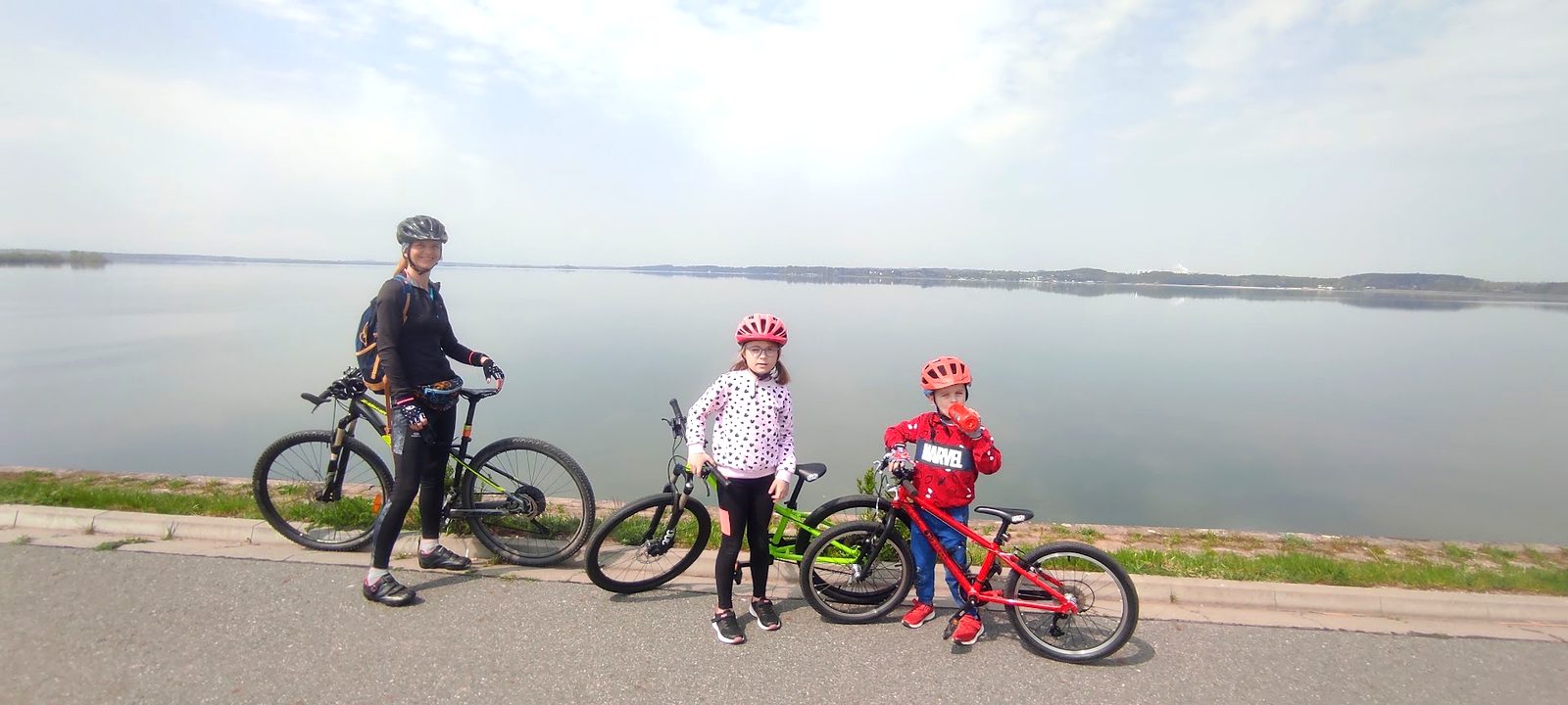 Rower dziecięcy 20 cali Kubikes 20S MTB podczas rodzinnej wycieczki rowerowej