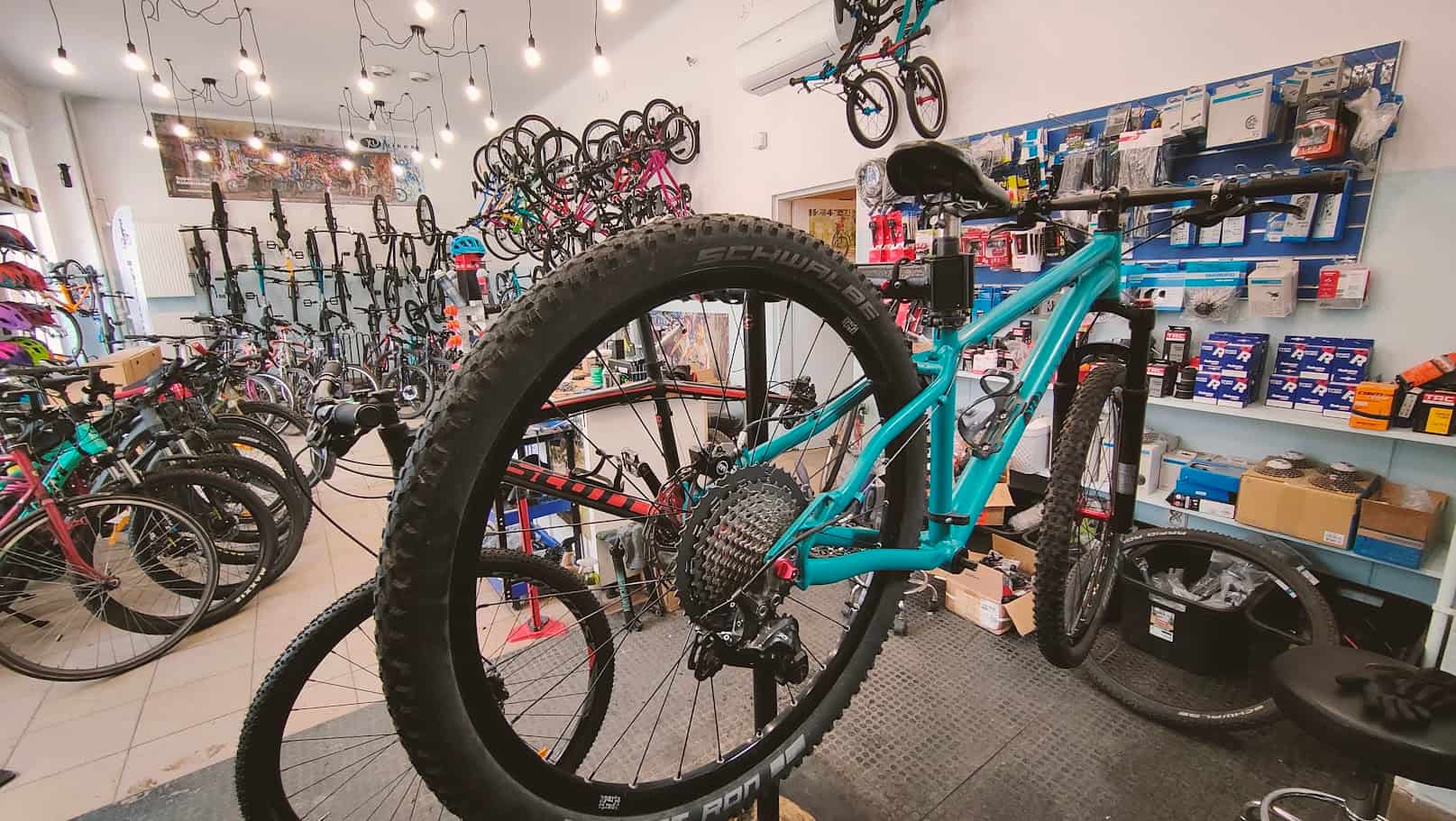 Serwisowy montaż lekkiego roweru dziecięcego przygotowanego do odbioru w sklepie Bajkids Warszawa