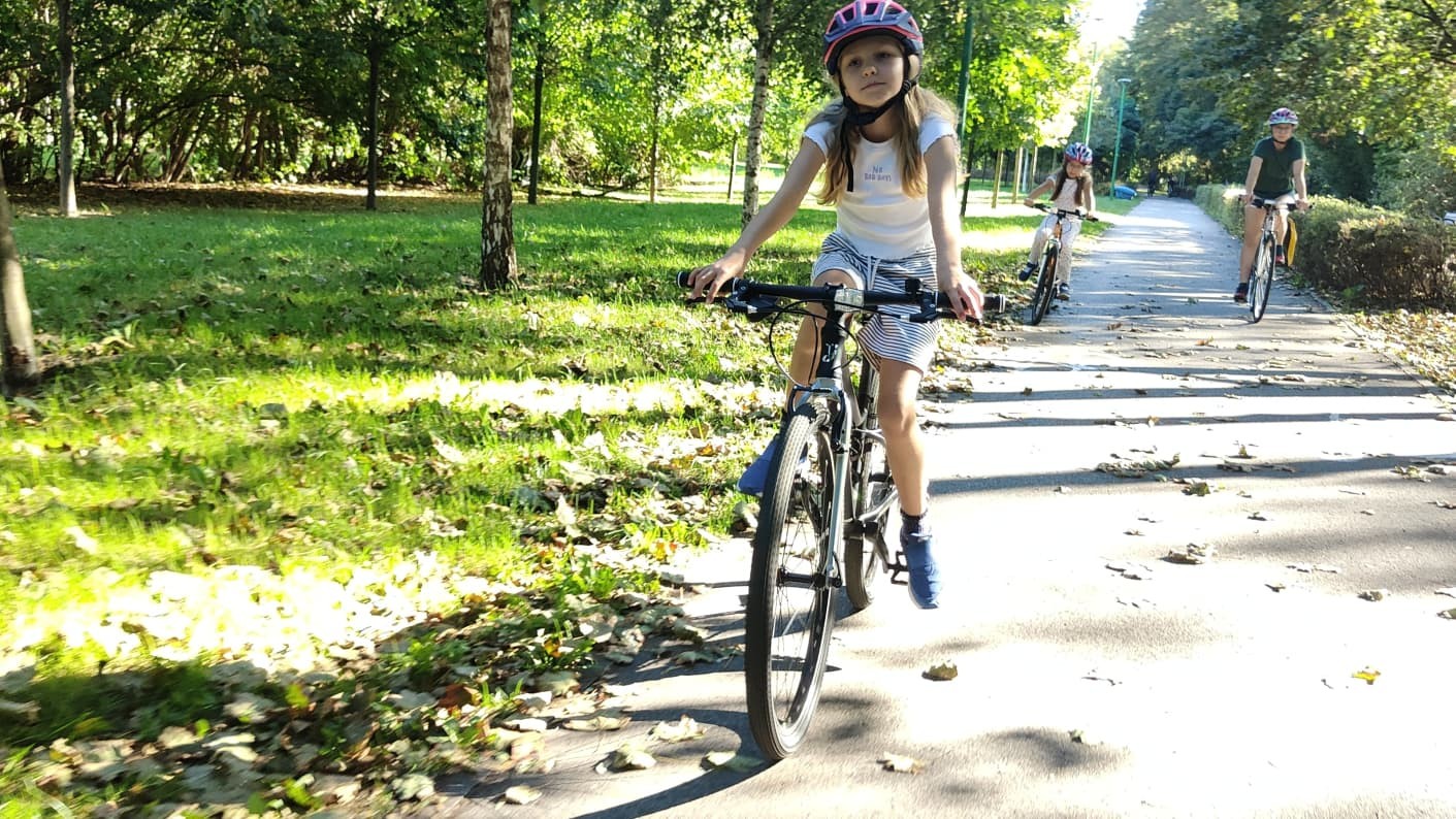 Rower młodzieżowy 26 cali Yupii 26 – dzieci podczas jazdy w parku